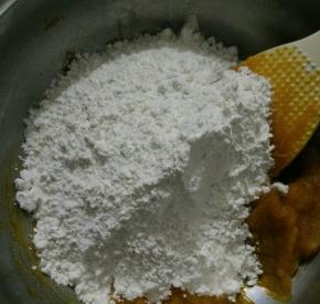 然后加入糯米粉。