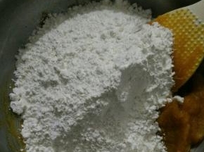 然后加入糯米粉。