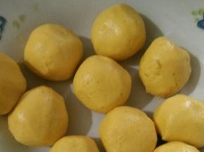 把面团分成小块，搓圆。(大小看你喜欢)