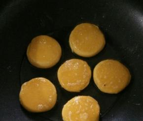 热锅凉油下南瓜饼。