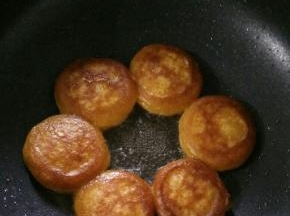 小火慢煎至两面金黄。