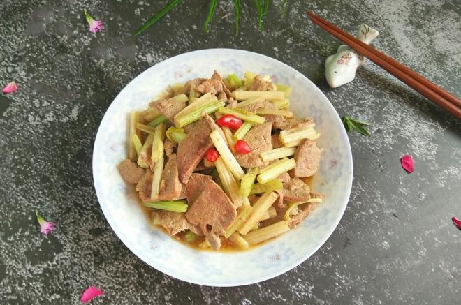 芹菜炒猪肝