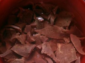 猪肝洗干净切成薄片，用流动水冲洗几次。然后再泡水一个小时左右。