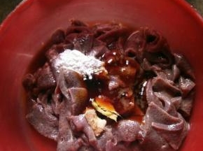 捞出沥水，加入姜片、耗油、生抽、料酒、盐和淀粉，还有一点点食用油，搅拌均匀，腌半个小时左右。