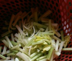 芹菜切成小段。