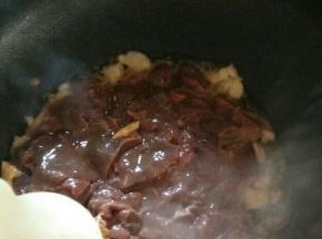 热锅凉油下蒜蓉，煸一下后加入猪肝。