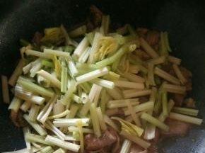 然后加入芹菜和一点点盐。