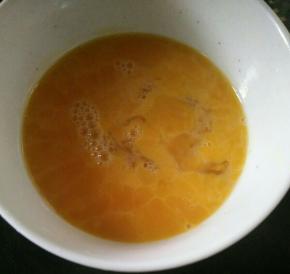 鸡蛋加入适量盐和一点点水，打散。