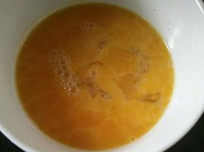 鸡蛋加入适量盐和一点点水，打散。