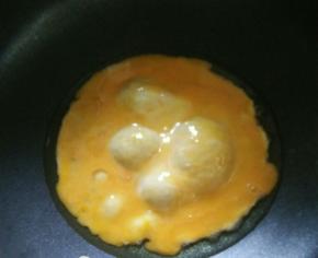 热锅凉油下蛋液，煎熟饼切成小块。盛出备用。