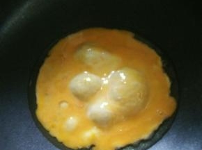 热锅凉油下蛋液，煎熟饼切成小块。盛出备用。