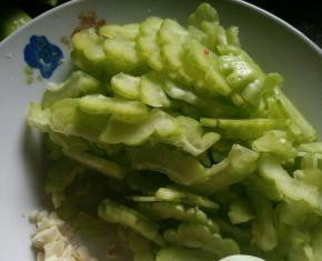 苦瓜切成薄片。