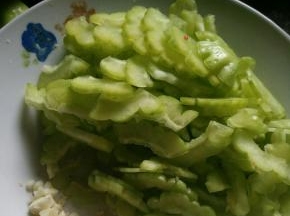 苦瓜切成薄片。