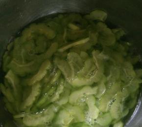 锅里放适量水，加入适量油和一点点盐烧开，下苦瓜焯水几秒钟捞出，过一下冷水。