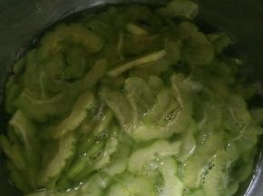 锅里放适量水，加入适量油和一点点盐烧开，下苦瓜焯水几秒钟捞出，过一下冷水。