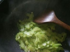 热锅凉油下蒜蓉和苦瓜，快速翻炒均匀。