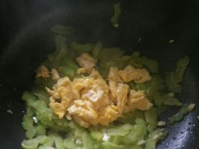 然后加入适量盐和耗油，再放入鸡蛋。