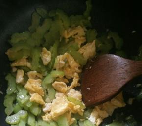 翻炒片刻后出锅。