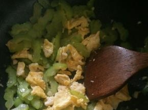 翻炒片刻后出锅。