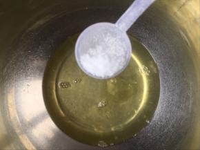 蛋清盆子放一丢丢盐，三五滴柠檬汁