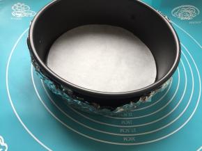 因为要做水浴法，把活底八寸模具用锡纸包住，两层比较保险