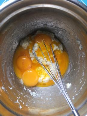 再加入蛋黄拌匀