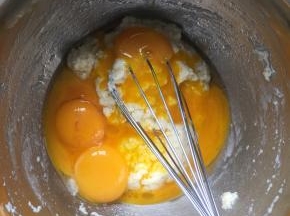 再加入蛋黄拌匀
