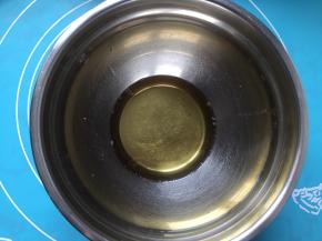 油在微波炉高火加热两分钟，中间打卡看看别开花了，然后倒入容器内