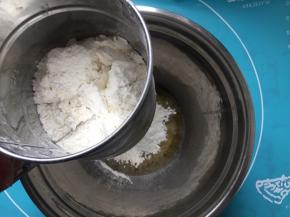 趁着油温筛入低粉—烫面发