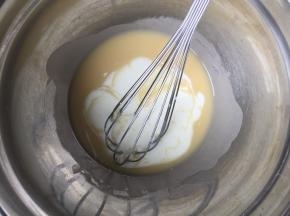 加入牛奶拌匀