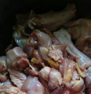 鸡肉砍成块，加入适量料酒、和姜，搅拌均匀后腌半个小时。