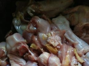 鸡肉砍成块，加入适量料酒、和姜，搅拌均匀后腌半个小时。