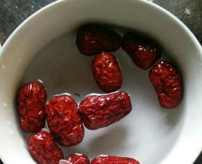 红枣泡一下水。