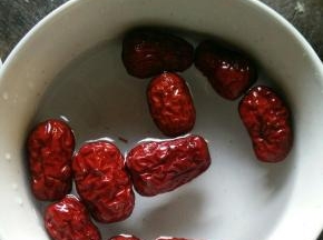 红枣泡一下水。