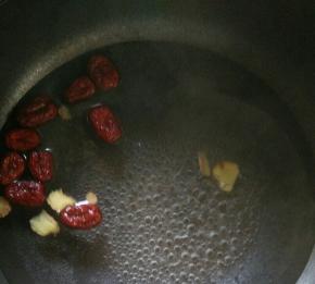 锅里放适量水烧开，放入红枣和姜片煮几分钟。