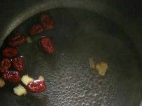 锅里放适量水烧开，放入红枣和姜片煮几分钟。