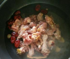 然后倒入鸡肉。