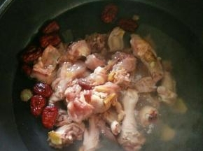 然后倒入鸡肉。