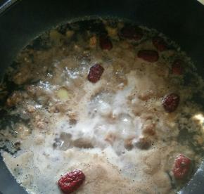 再次煮开后撇去浮沫，改小火煮半个小时，出锅前放点盐调味。