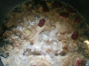 再次煮开后撇去浮沫，改小火煮半个小时，出锅前放点盐调味。