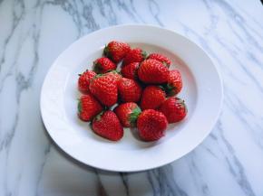 首先草莓一定要选无烂无坏的。