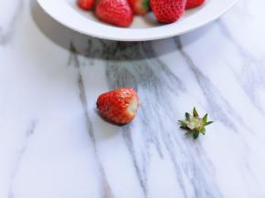 将草莓去蒂，依次做完。