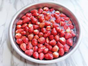 去蒂的草莓放入器具中，冷水冲洗两遍。