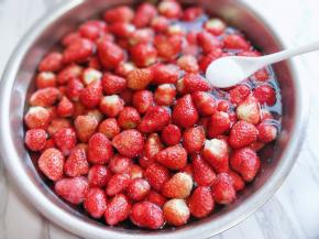 再加入盐，冷水泡10分钟，捞出淋干水分备用。