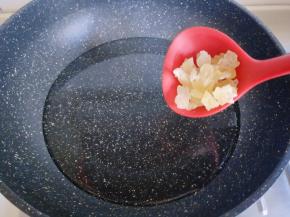 锅中加入纯净水，加入冰糖，盖上盖子将水烧开，使冰糖融化。