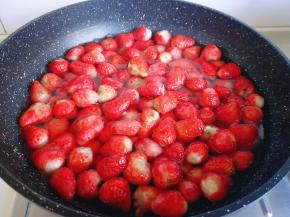 水开后加入草莓，再次烧开，大火煮1-2分钟。