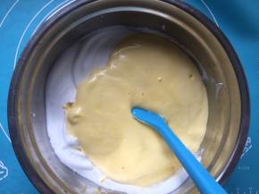 把蛋黄糊倒入余下的蛋白中，翻拌均匀