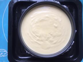 倒入模具中，轻震几下震出气泡