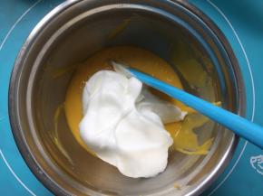 去三分之一蛋白放入蛋黄糊中翻拌均匀