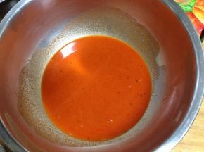 奥尔良腌料加入料酒、水调成稀糊状